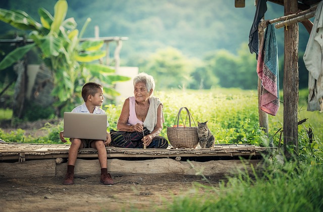 babička, dítě a laptop