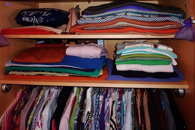 prádlo ve skříni